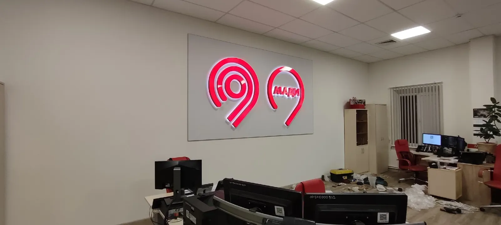 Логотип «99» в офисе