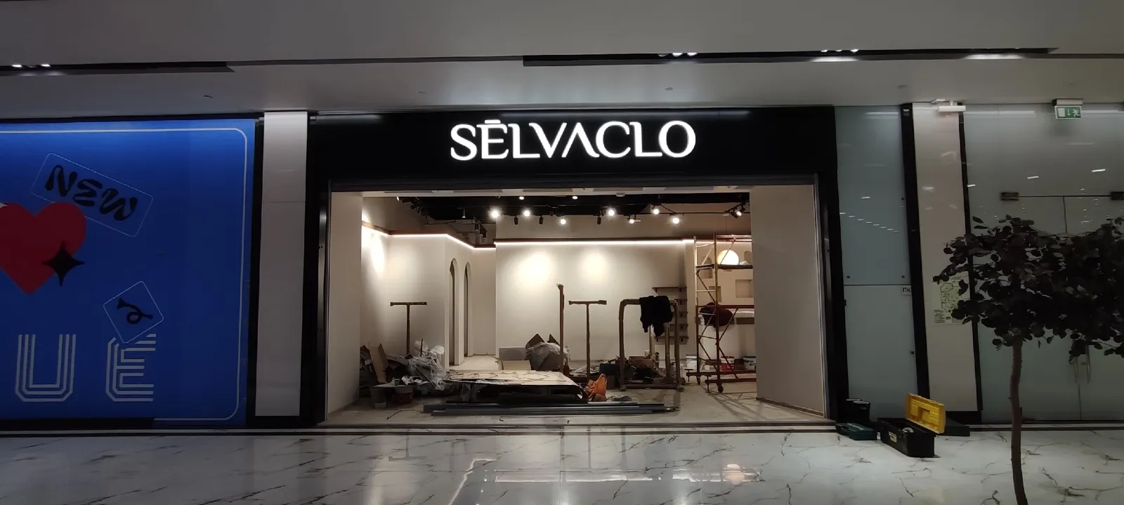 Вывеска магазина Selvaclo